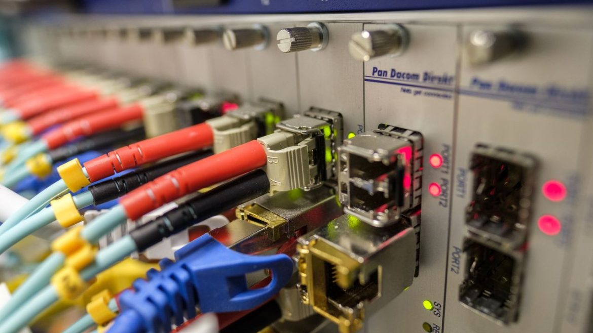 Explaining-the-Advantages-of-Fiber-Optic-Networks-in-Industrial-Settings